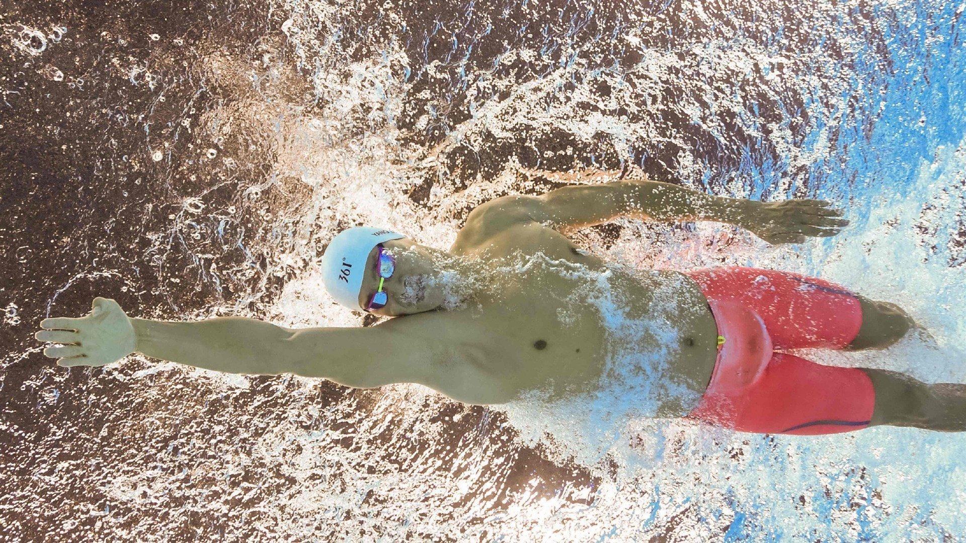 马克龙与71岁温格同场竞技,法国总统的足球水平引发热议